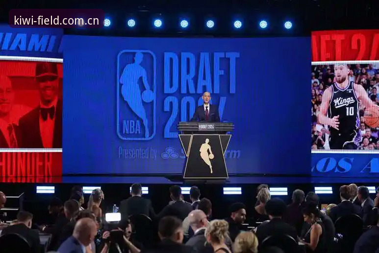 选秀大会越来越像一场豪赌——这是我看完今年NBA选秀前瞻的第一感觉。2026年这届被业内称为“小年中的大年”，前四顺位的热门人选个个有顶级天赋，但每个都带着明显的技术缺口。距北京时间6月24日上午8点开选只剩不到一周，整个联盟都在等那几支球队先扔出骰子。对球迷来说，这种悬念反倒是近几年最值得追着看的一届。